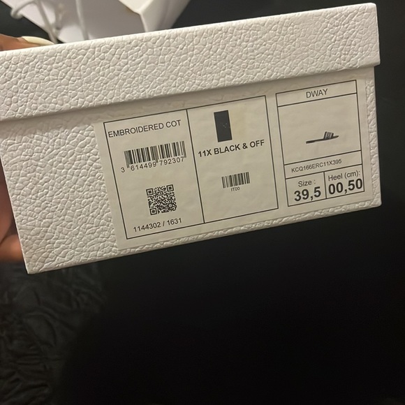 Gently worn Diors . Very good condition. US size 9 European 39.5 - Picture 4 of 6